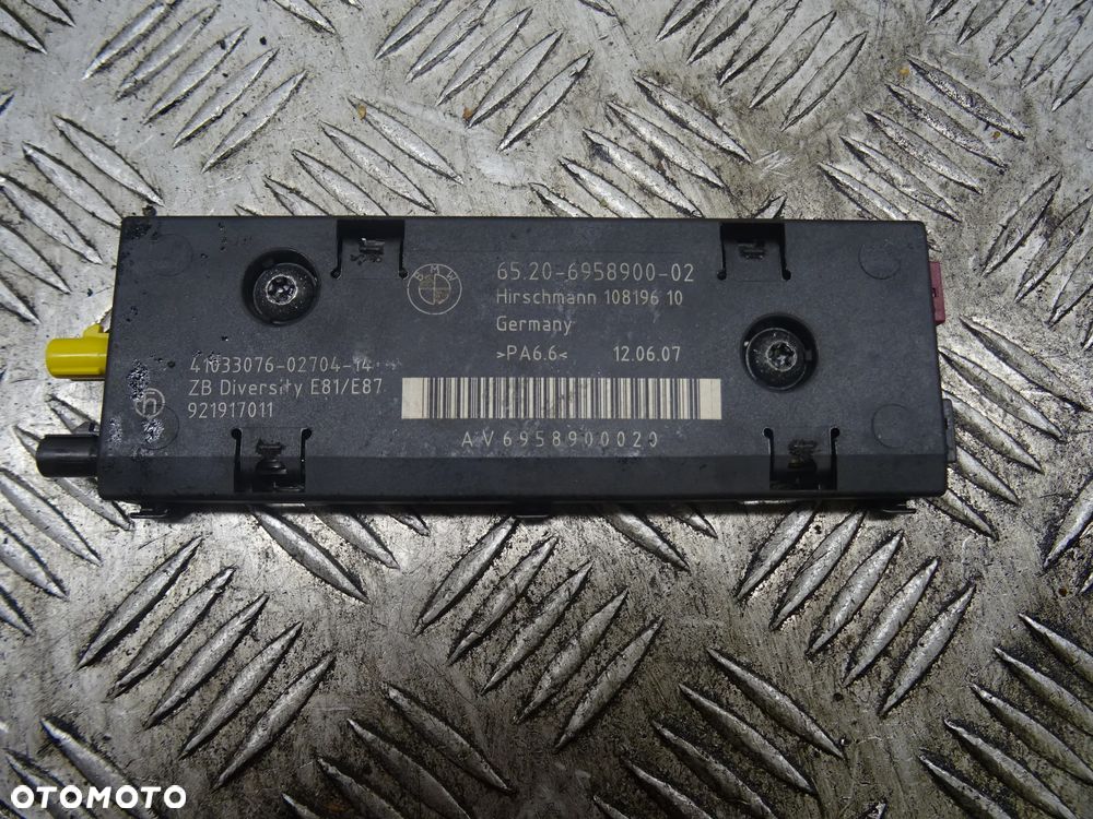 BMW E87 04-07 2.0B WZMACNIACZ ANTENOWY - 2