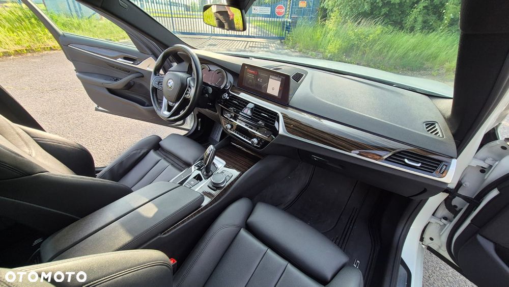 BMW Seria 5 530i GPF xDrive Sport Line sport - 24