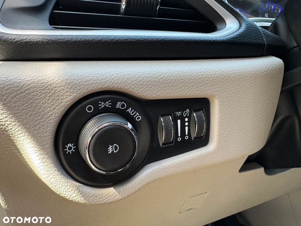 Chrysler Pacifica - 35