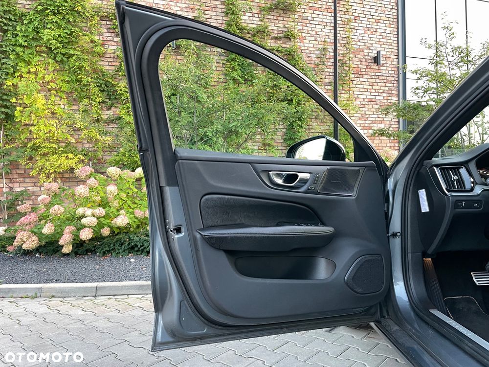 Volvo V60 D4 R-Design - 17