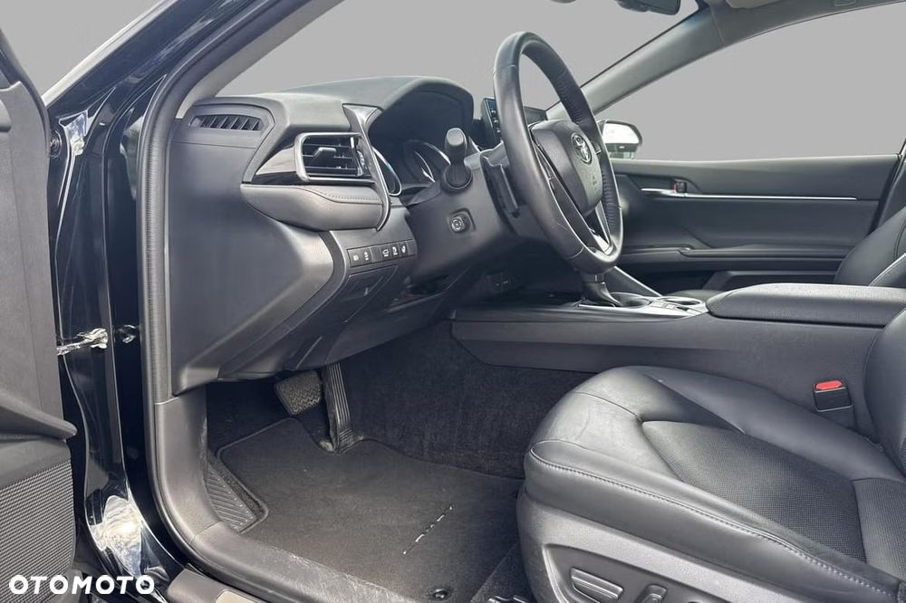 Toyota Camry Luxury - 14
