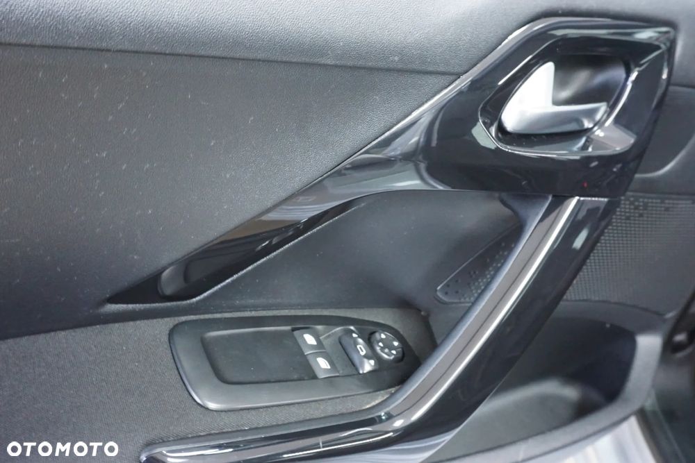 Peugeot 208 - 18