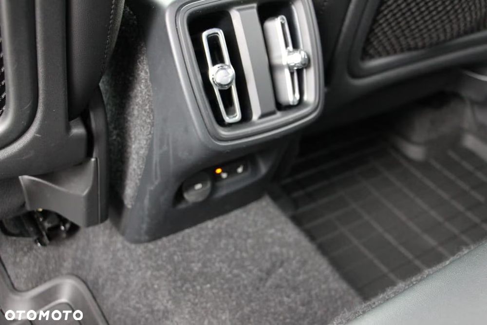 Volvo XC 40 D4 AWD Geartronic R-Design - 19