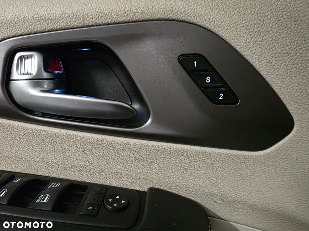 Chrysler Pacifica - 30