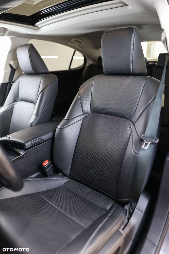 Lexus ES 300h Business Edition - 16