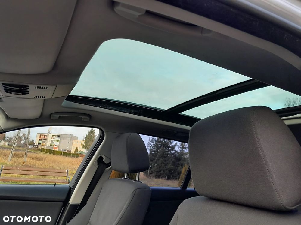BMW Seria 3 320d DPF Touring - 24