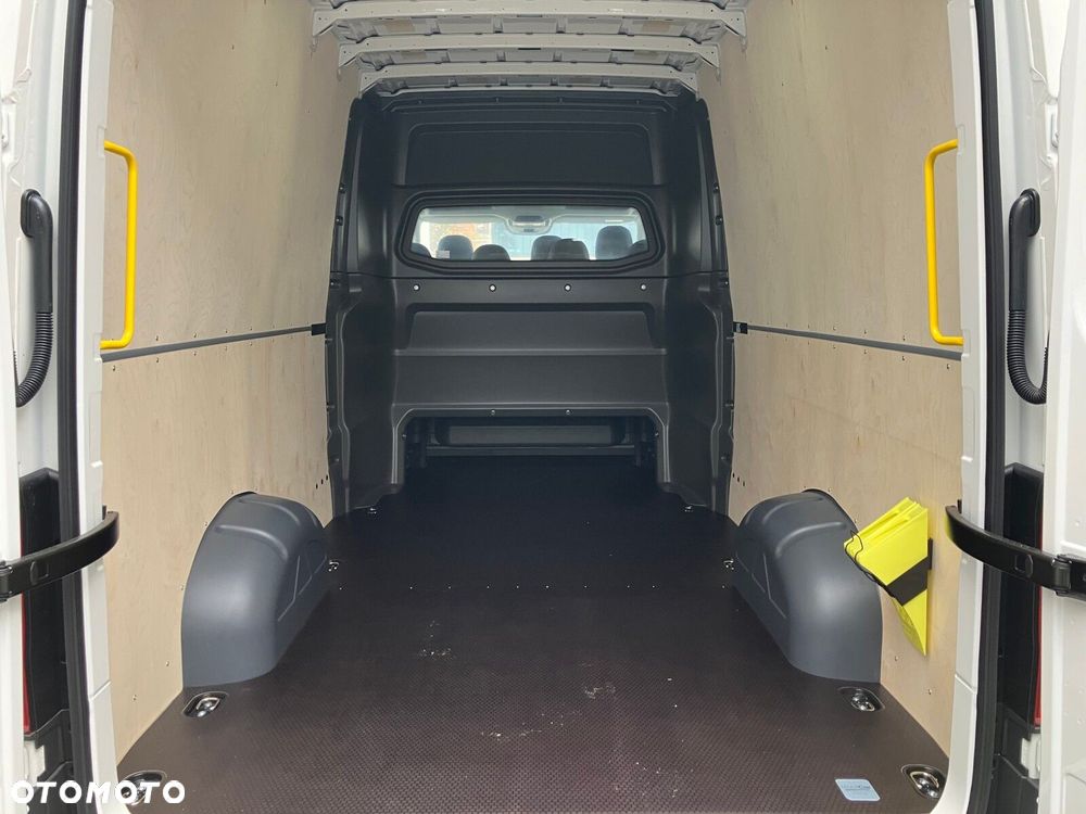 Volkswagen Crafter Crafter 35 Furgon z wysokim dachem silnik: 2,0 l EURO VI SCR 163 KM / skrzynia biegów: Przedni napęd automatyczna 8-biegowa rozstaw osi: 4490 mm - 12