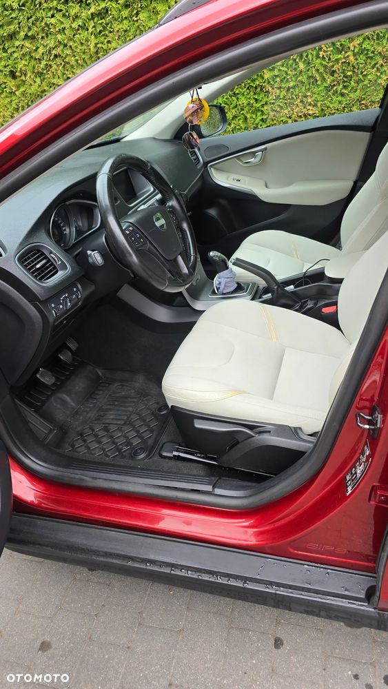 Volvo V40 D2 R-Design - 6