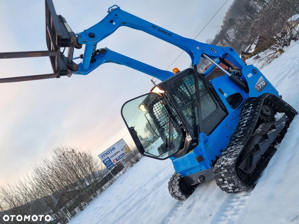 Bobcat T770 Ładowarka Gąsienicowa Udzwig 2,5 tony. Amerykańska potężna Ładowarka 2021rok  654mth z Norwegii! KLIMA! Potężna Moc silnik Turbodoładowany bobcat 100km! Widły łyżka. Linie Hydrauliczne dodatkowe. Aktualna DEKRA 2026r. Podzespoły gąsienice zero zużycia! Cała maszyna sterowana z dżojstika! - 4