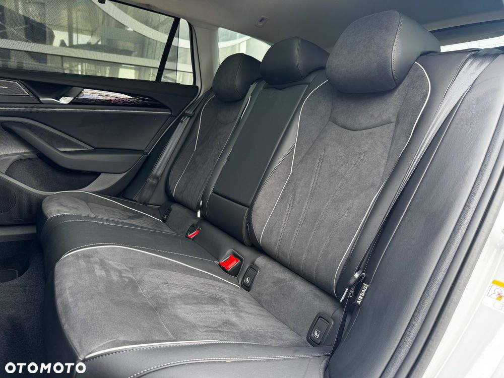 Volkswagen Passat Variant 2.0 TDI SCR Elegance DSG - 13