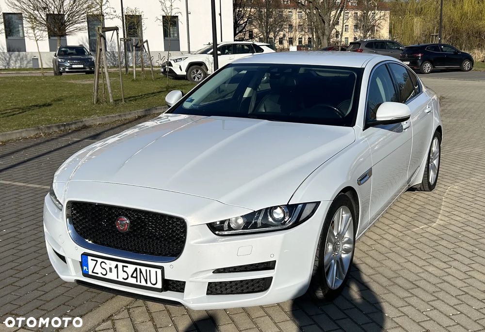 Jaguar XE 2.0 D Portfolio - 4