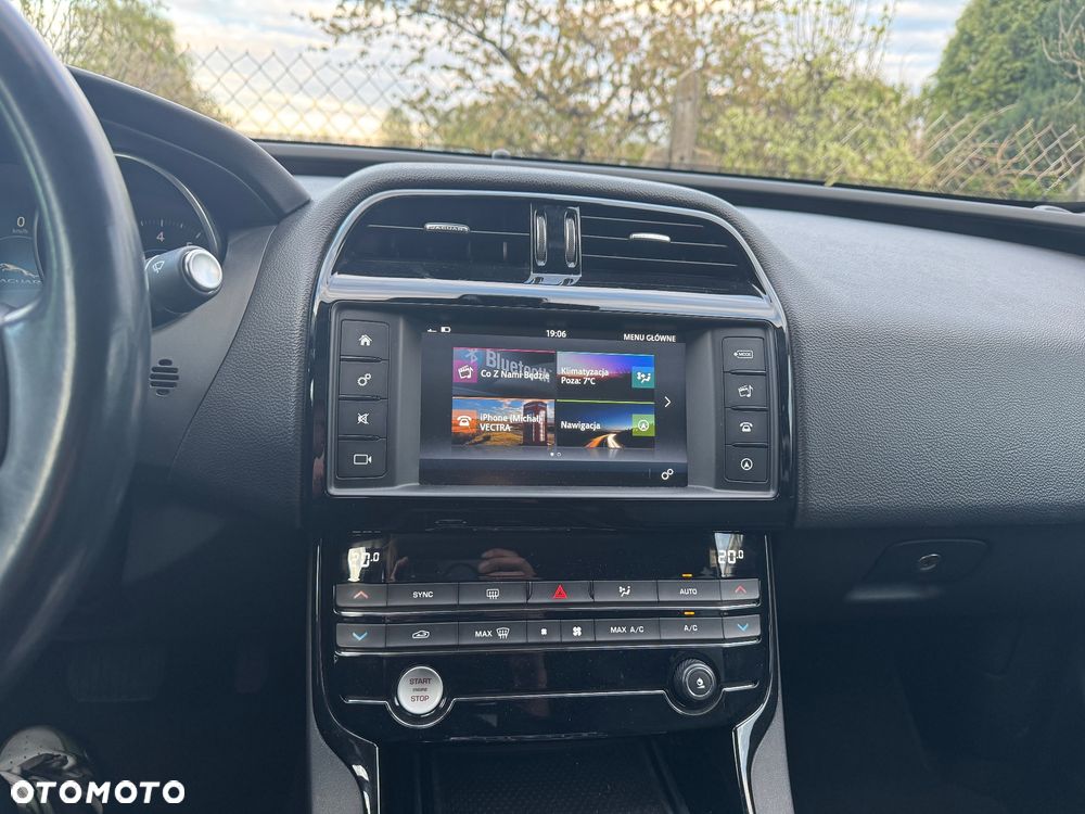 Jaguar XE 2.0 T Portfolio - 16