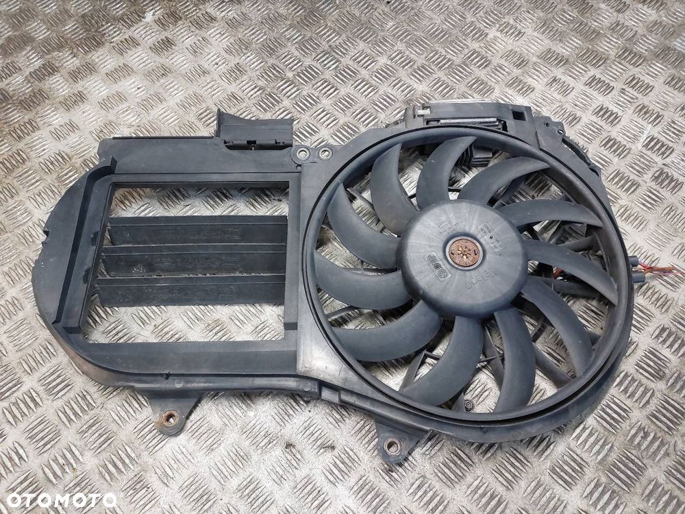 WENTYLATOR CHŁODNICY + MODUŁ AUDI A4 B6 2.0 20V ALT 8E0121205 870681F - 1