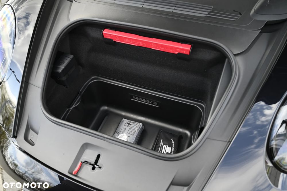 Porsche 911 Carrera 4 GTS - 21