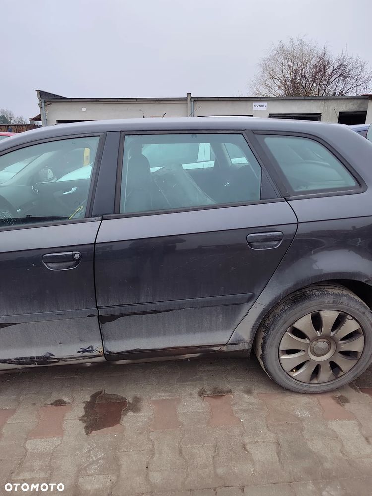 AUDI A3 8P 2008 r. 1,9d na części drzwi szyby fotel zamek podsufitka lampa zderzak klapa itp - 17