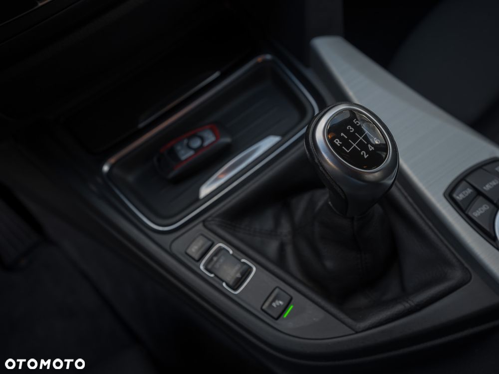 BMW Seria 3 318d Sport Line - 34