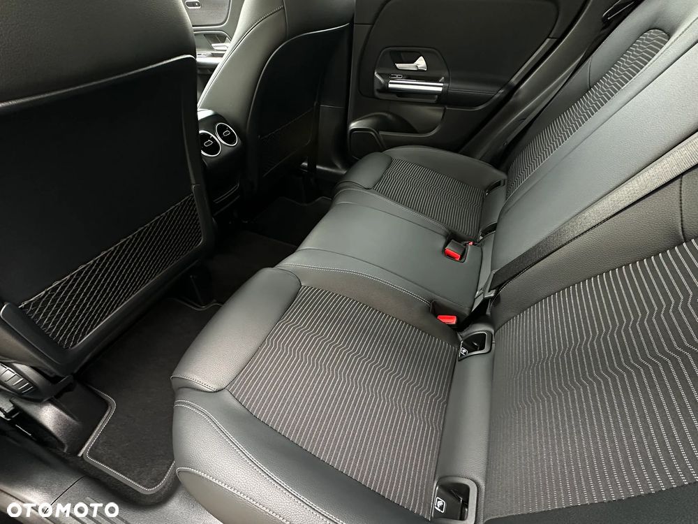 Mercedes-Benz GLA 200 4-Matic Progressive - 25