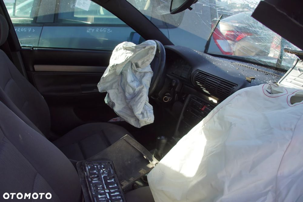 Auto na części - Audi A4 B5 1.8 20V 125 KM APT DWH LX6V 1999R Silnik Skrzynia Drzwi Błotnik Klapa Lampa Lusterko Klamka Szyba Deska Kokpit Sterownik Moduł Czujnik Licznik Panel Kierownica - 8