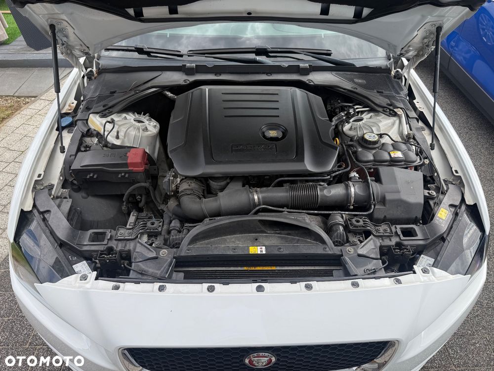 Jaguar XE 2.0 D Prestige - 24