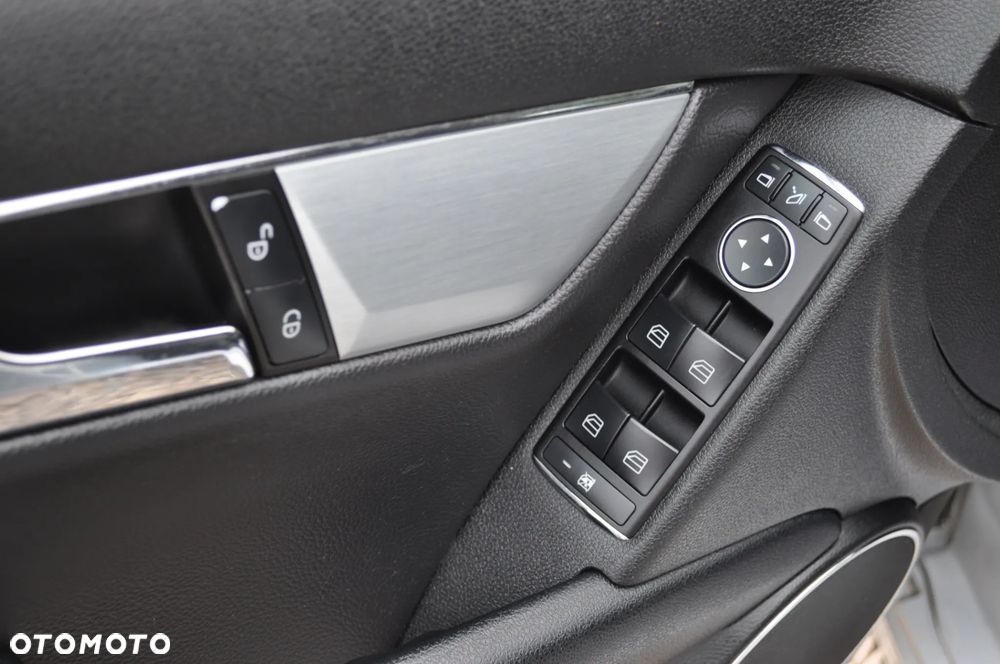 Mercedes-Benz Klasa C 180 CGI Automatik BlueEFFICIENCY Avantgarde - 20