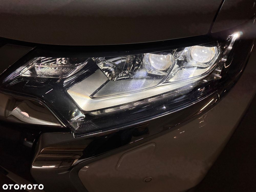 Mitsubishi Outlander 2.0 Instyle + 4WD CVT - 18