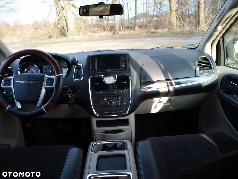 Chrysler Town & Country - 18