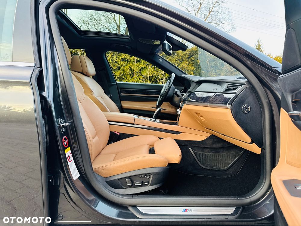 BMW Seria 7 740i - 8