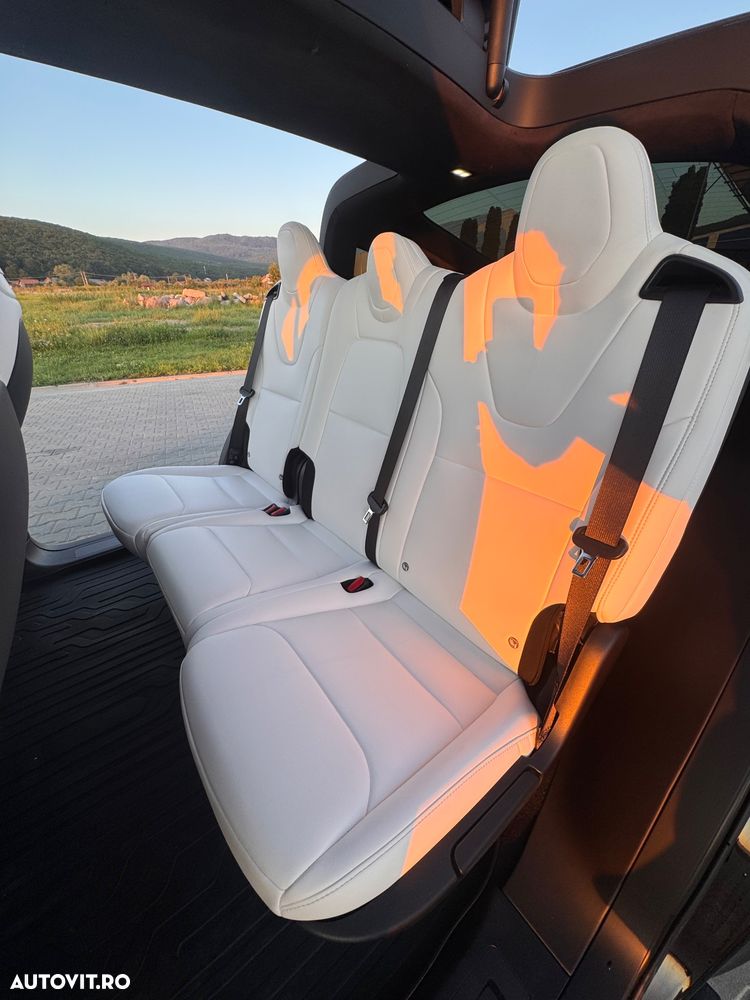 Tesla Model X - 12