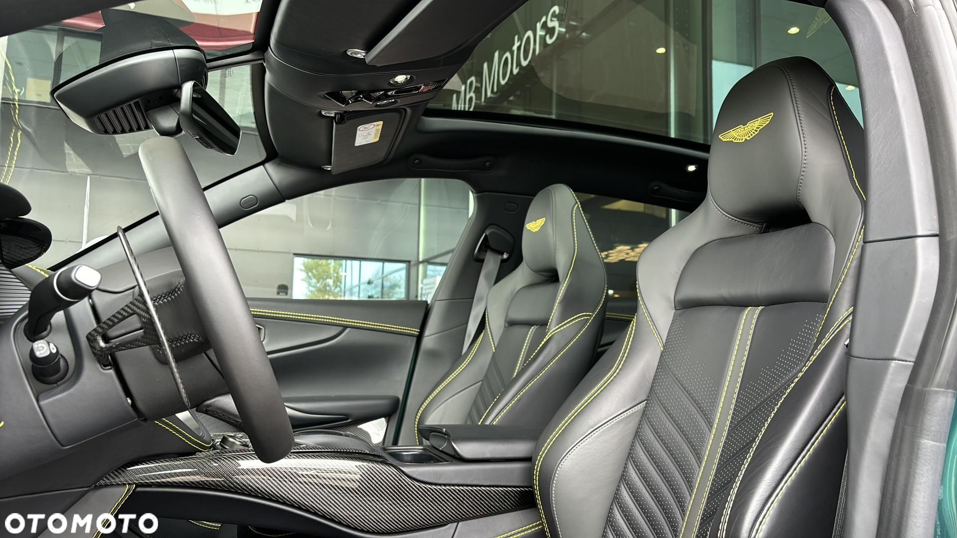 Aston Martin DBX - 11