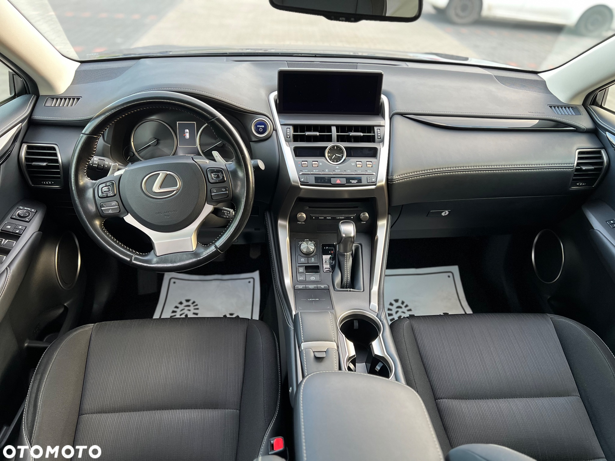 Lexus NX 300h Business Edition AWD - 24