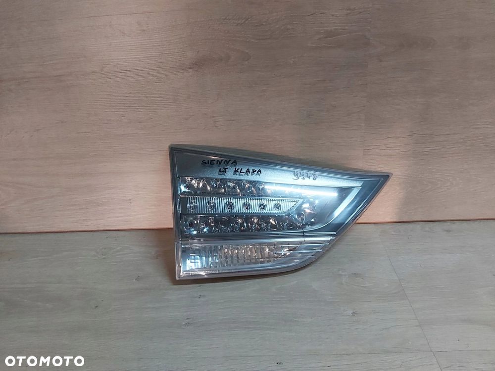 TOYOTA Sienna Sport lampa lewy tył lewa tylna w klapę - 1