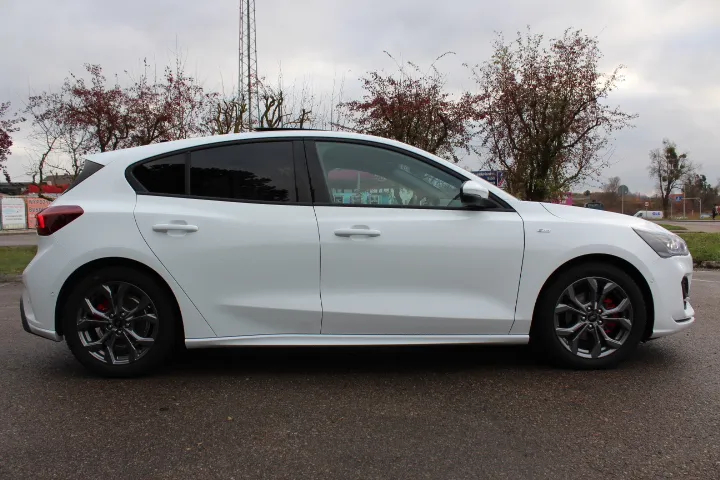 Ford Focus 1.0 EcoBoost Hybrid ST-LINE X - 10