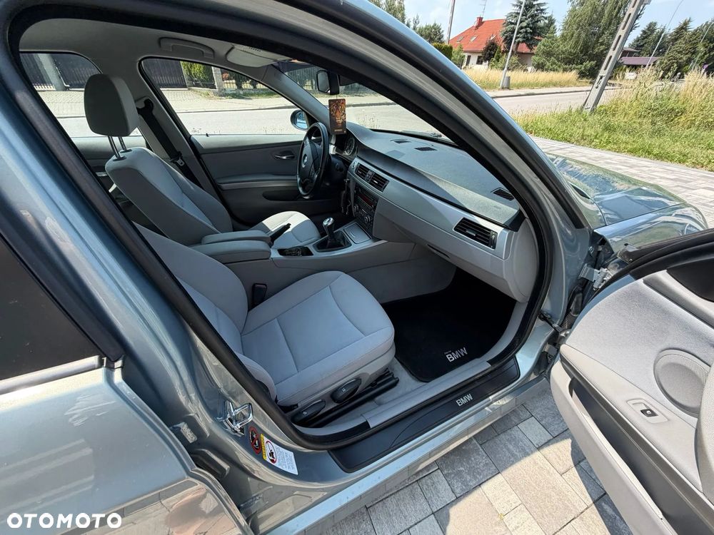 BMW Seria 3 318i - 23