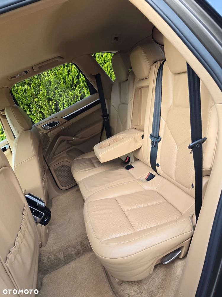 Porsche Cayenne Platinum Edition - 18