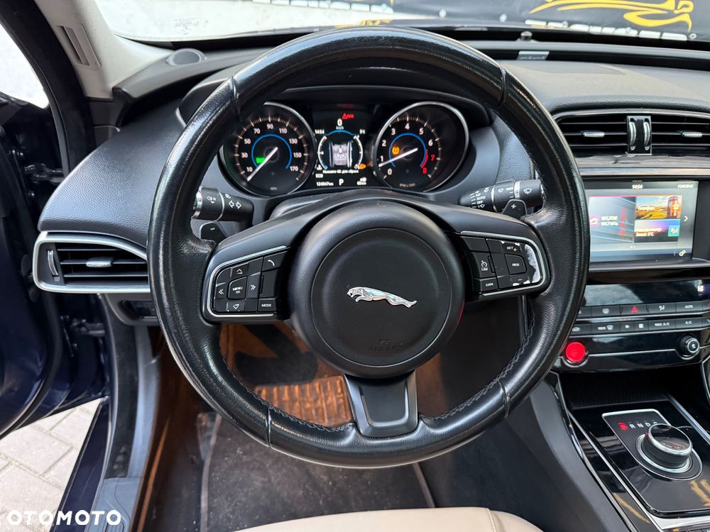 Jaguar XE 2.0 T R-Sport - 20