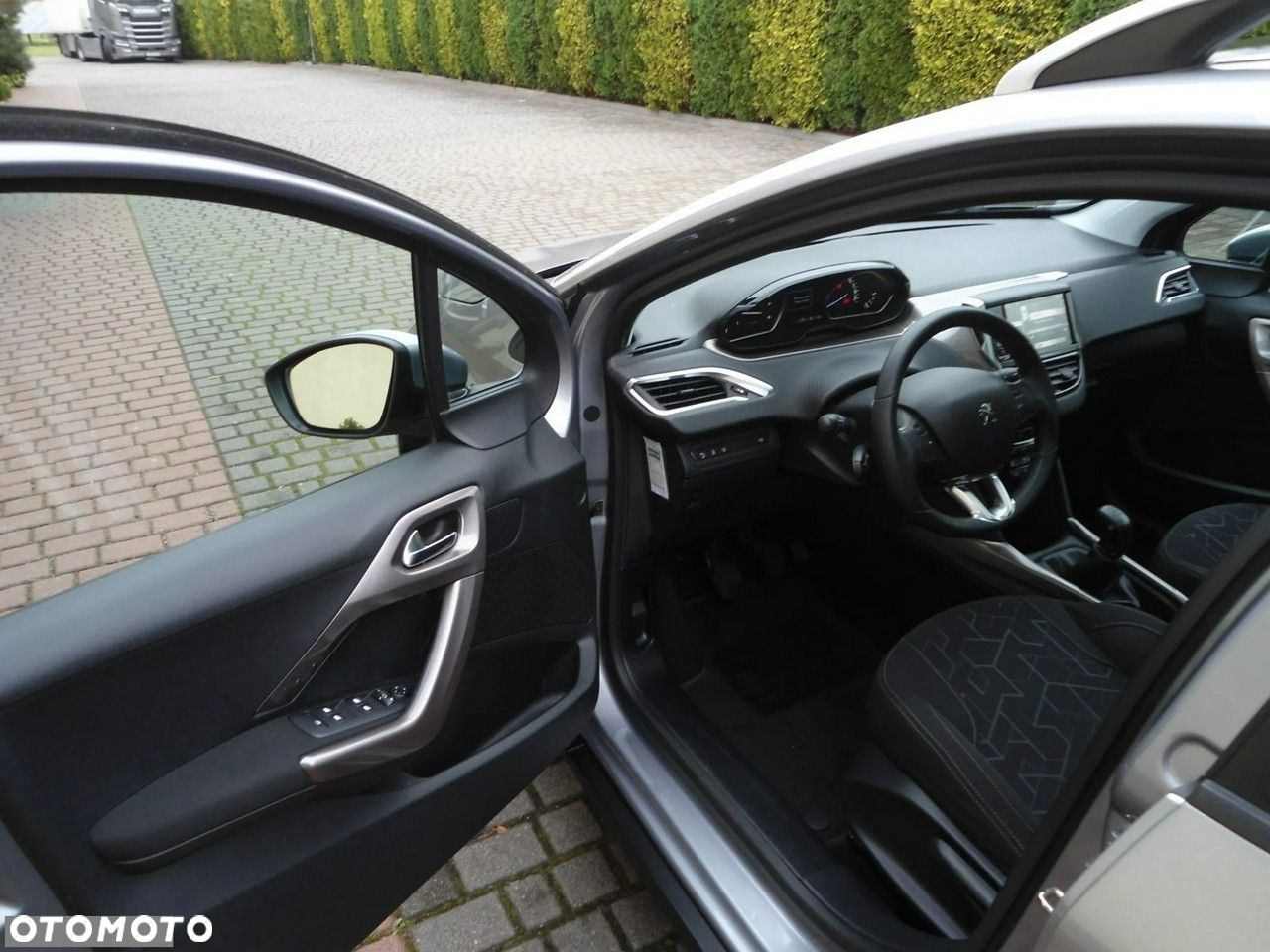 Peugeot 2008 1.6 e-HDi Allure S&S - 29
