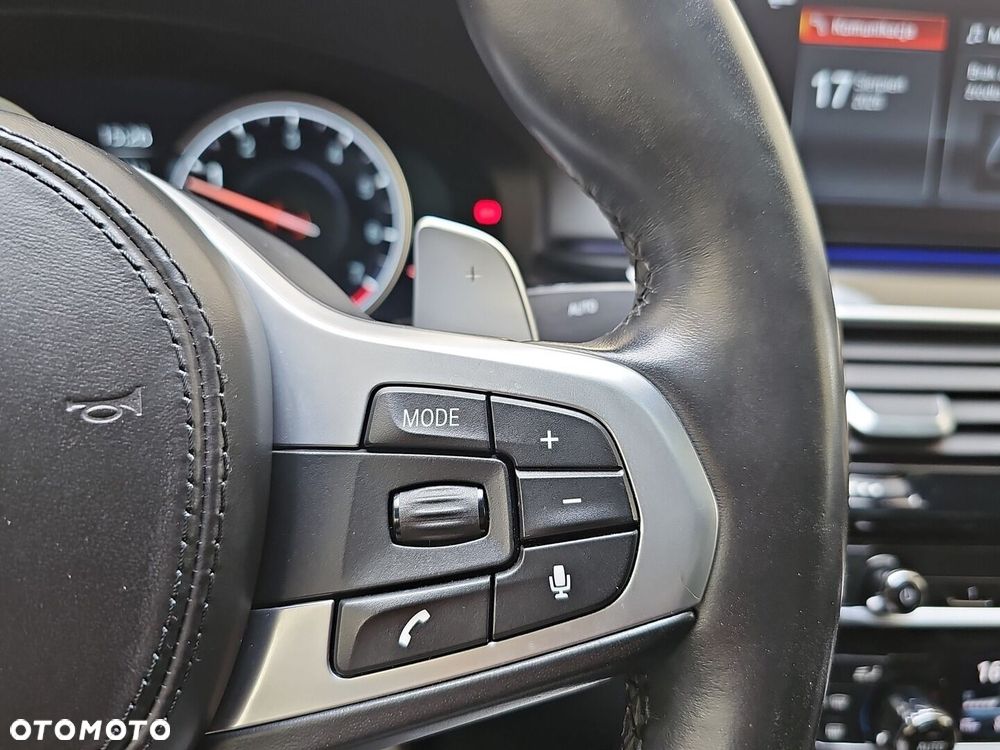 BMW Seria 5 M550i xDrive - 14