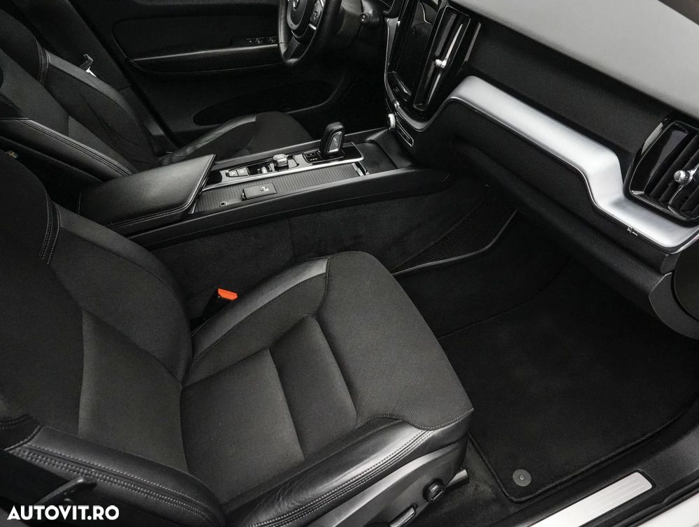 Volvo XC 60 B4 MHEV AT8 AWD Momentum Pro - 13