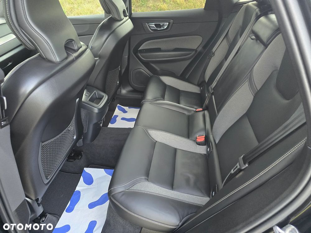 Volvo XC 60 B5 B AWD Plus Dark - 24