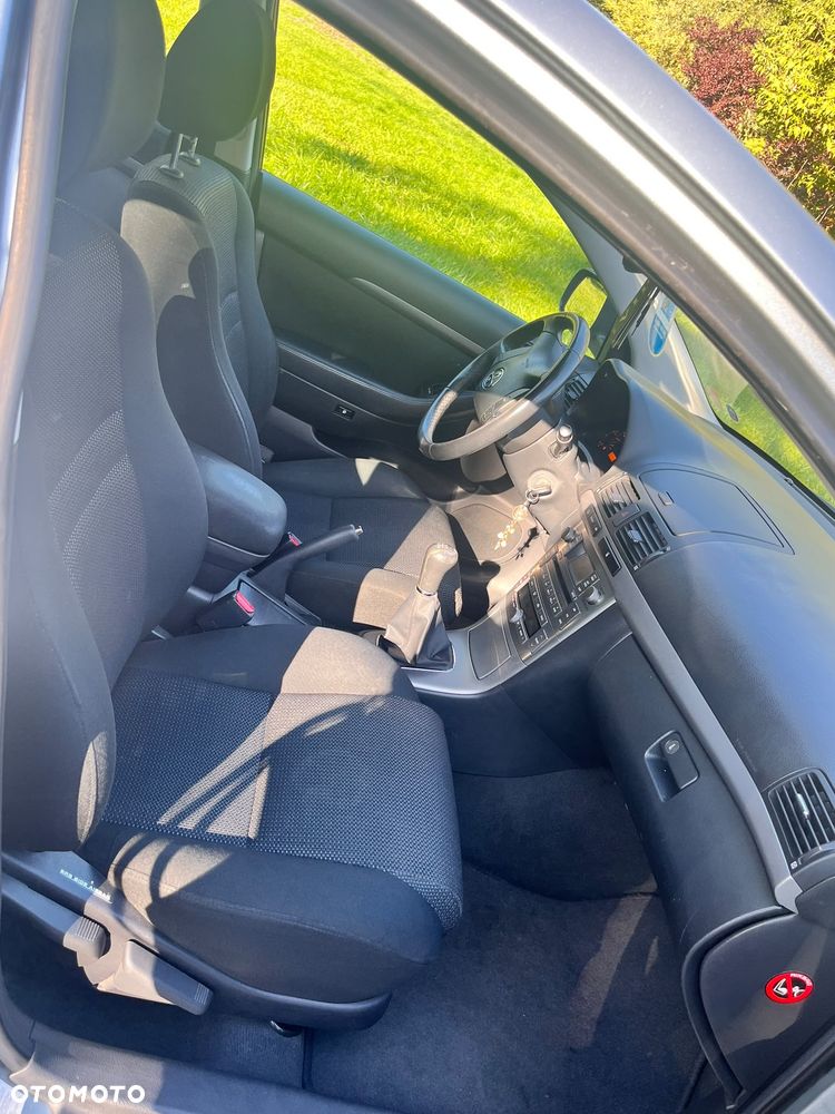 Toyota Avensis - 4