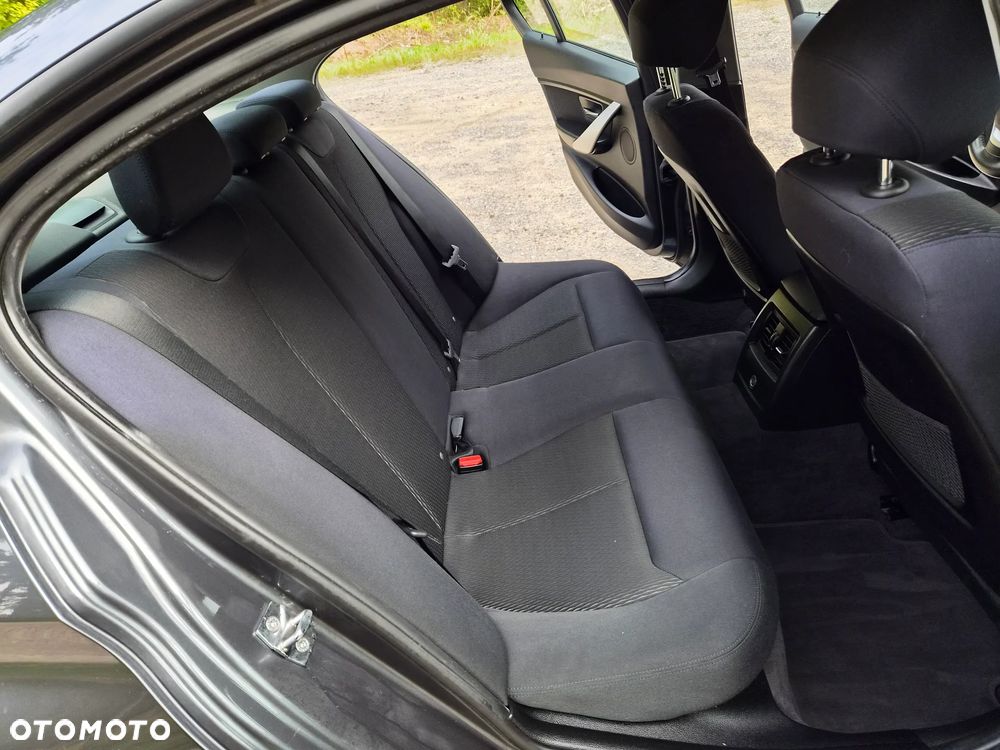 BMW Seria 3 320i - 24