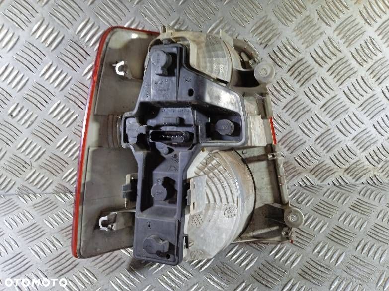 LAMPA PRAWA TYLNA VOLKSWAGEN TOURAN - 2