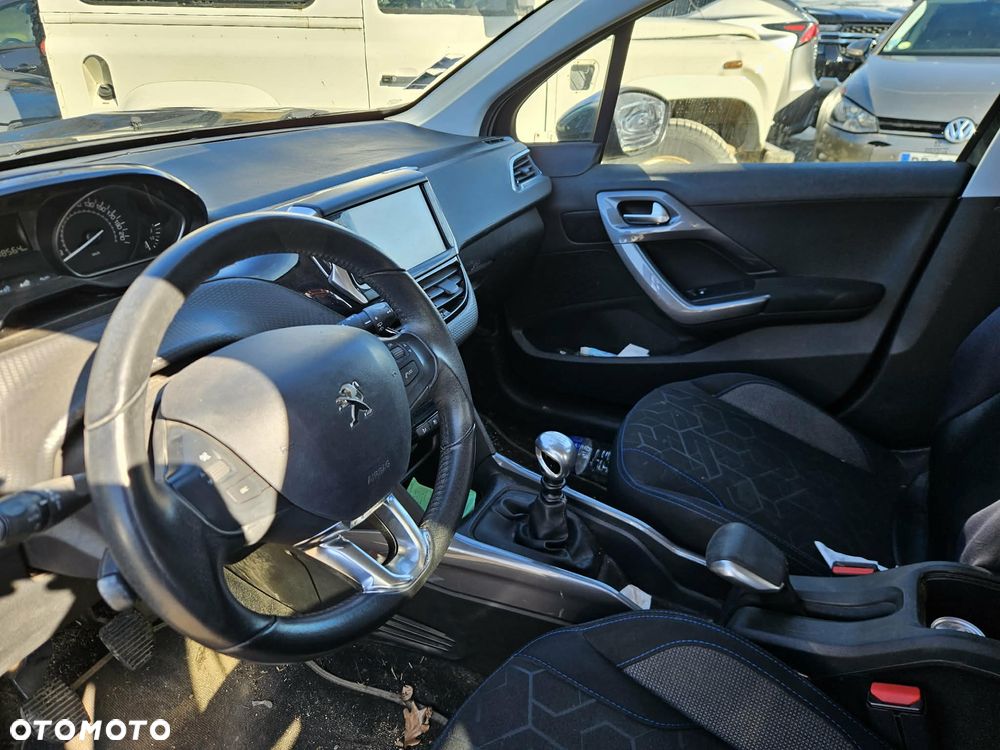 Peugeot 2008 PureTech 130 GPF Black Edition - 5