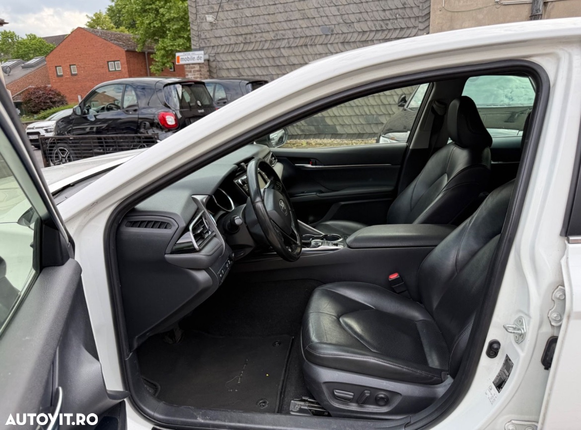 Toyota Camry 2.5 Hybrid Business - 11