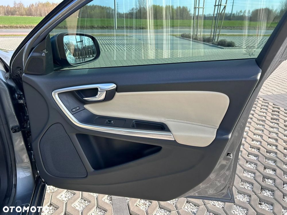 Volvo S60 T5 Drive-E Dynamic Edition (Momentum) - 24