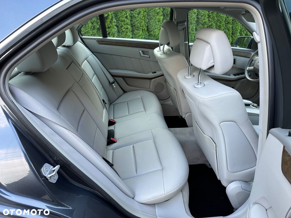 Mercedes-Benz Klasa E 250 T CDI 7G-TRONIC Elegance - 24