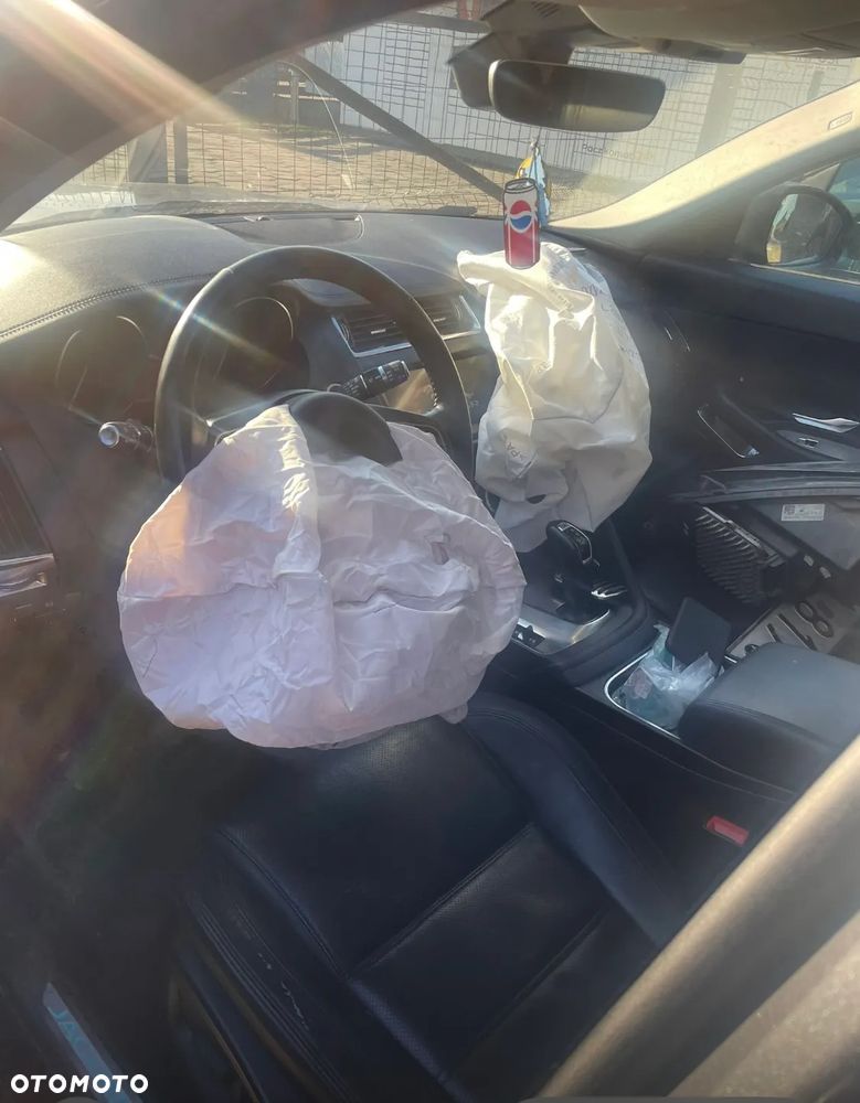 Jaguar E-Pace 2.0 i4P AWD R-Dynamic - 8