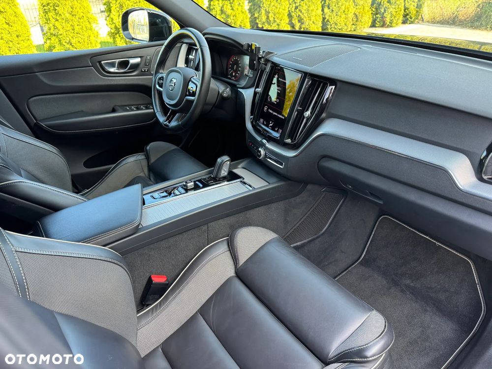 Volvo XC 60 B5 D AWD R-Design - 23