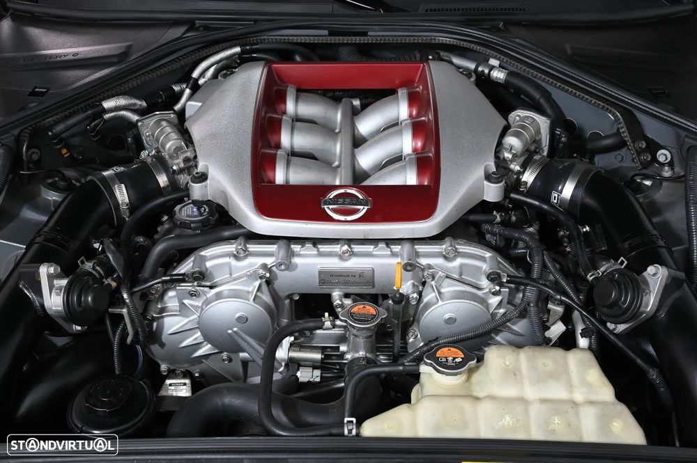 Nissan GT-R 3.8 V6 - 32