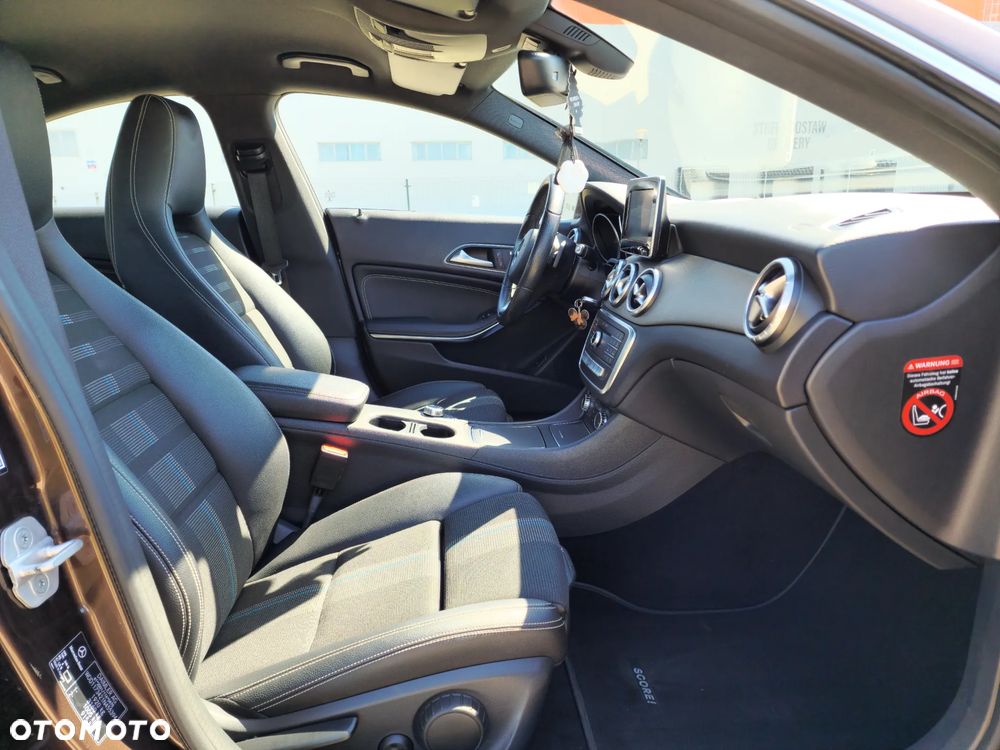 Mercedes-Benz CLA 180 7G-DCT - 12